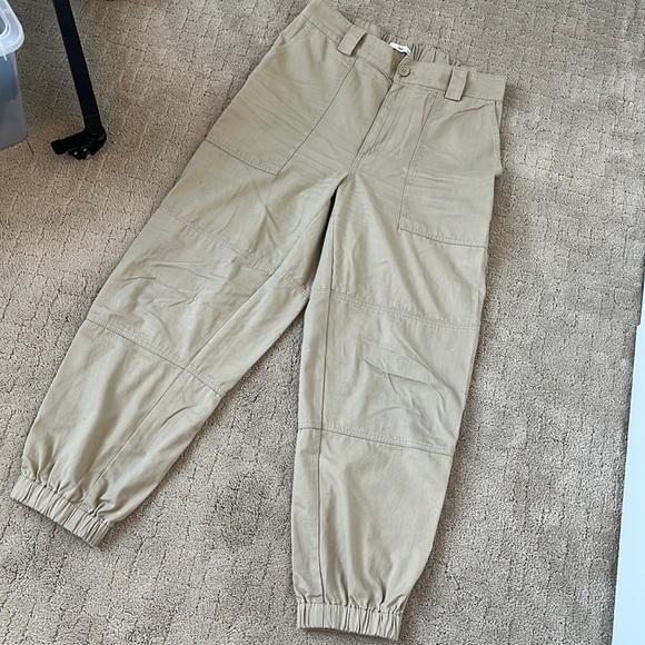 Aritzia TNA Cargo Jogger pants in Olive Beige in Size Large - Picture 1 of 8